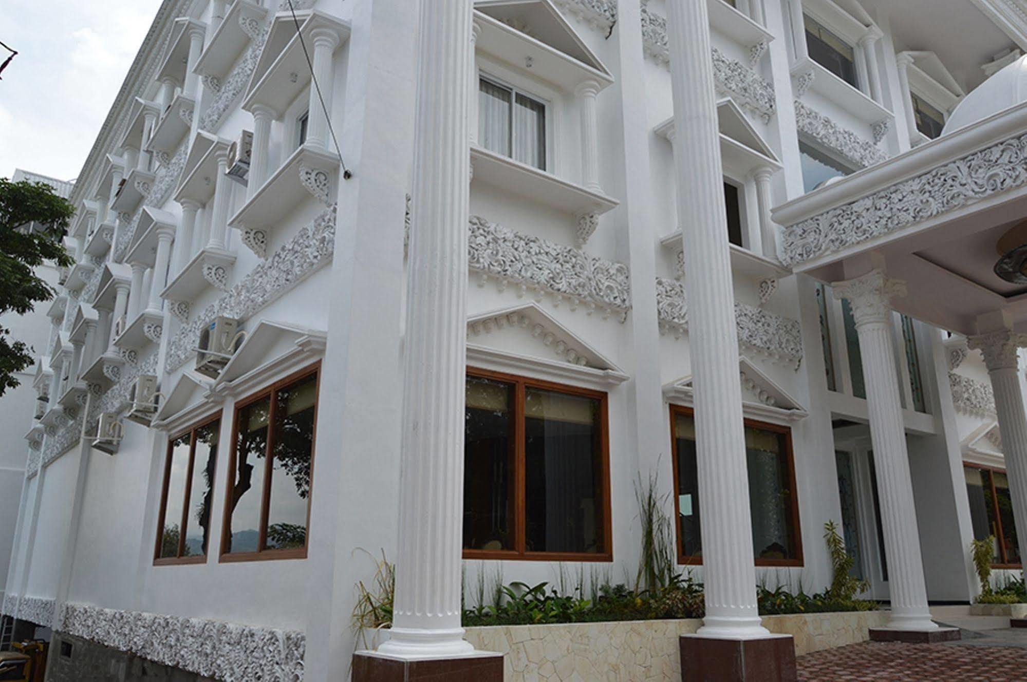 Hotel Safira Magelang Eksteriør billede